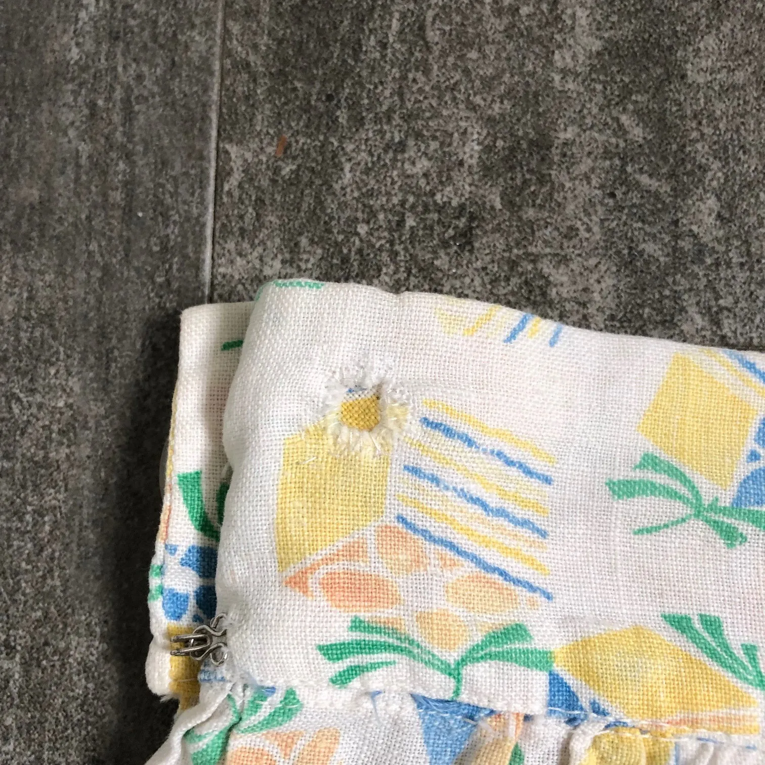 1930s feedsack pants . vintage novelty print pants . size medium