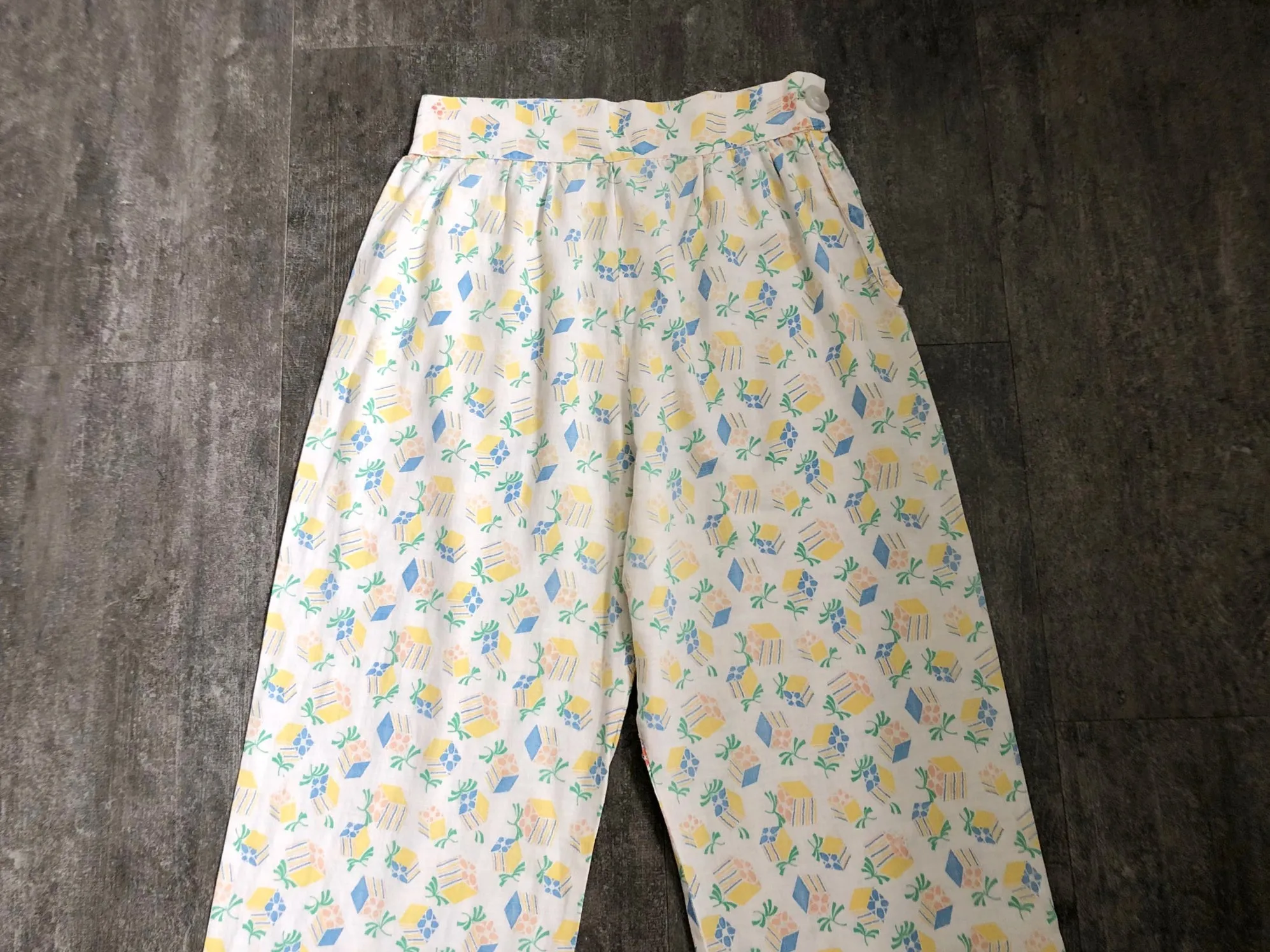 1930s feedsack pants . vintage novelty print pants . size medium