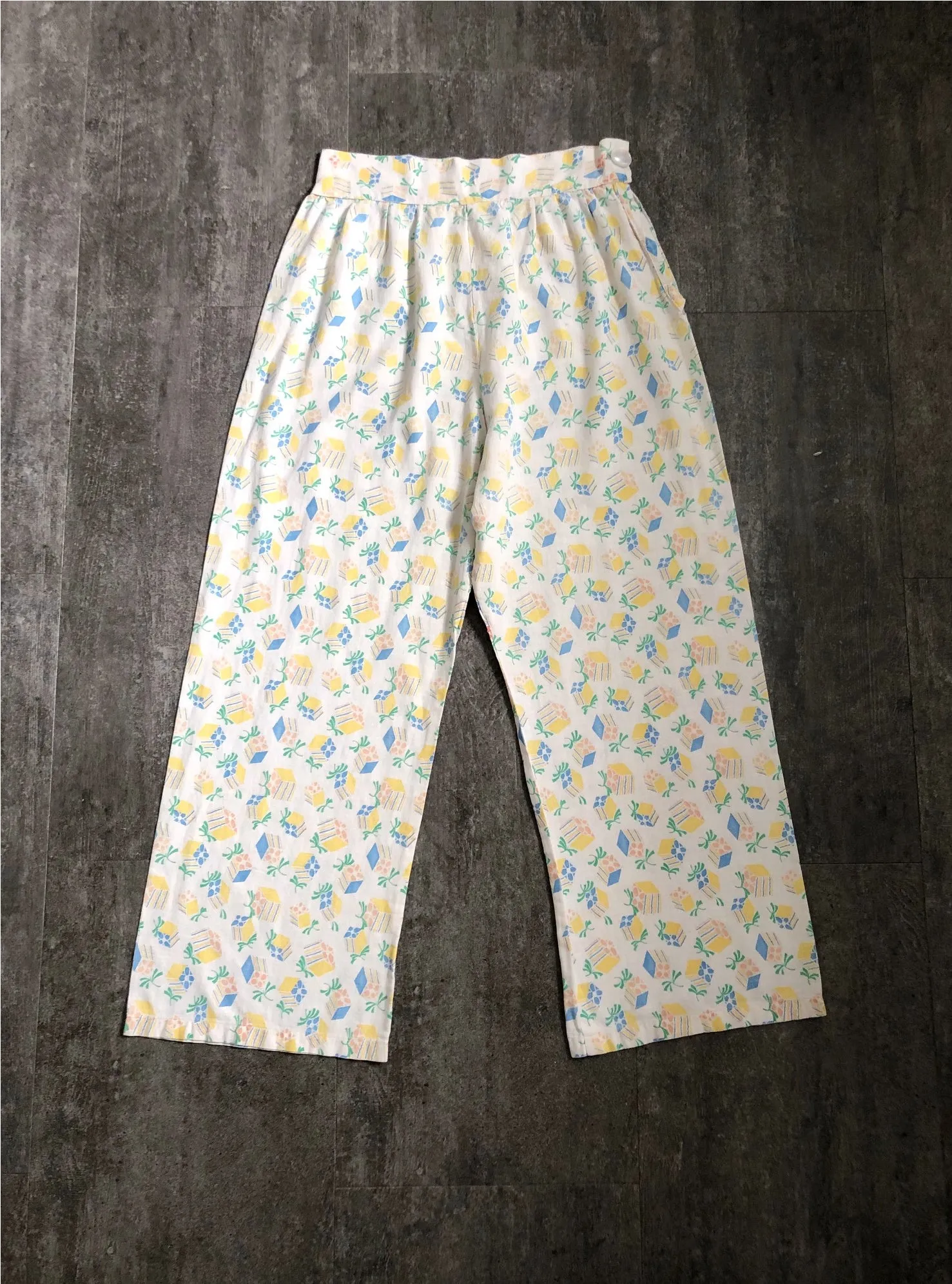1930s feedsack pants . vintage novelty print pants . size medium