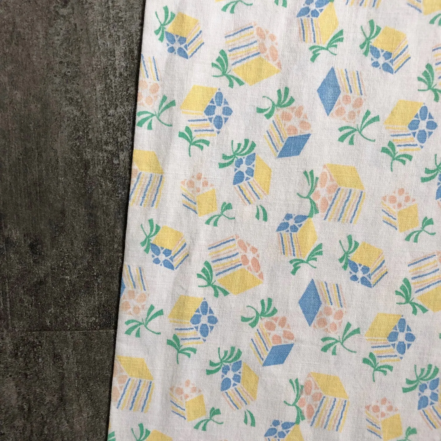 1930s feedsack pants . vintage novelty print pants . size medium