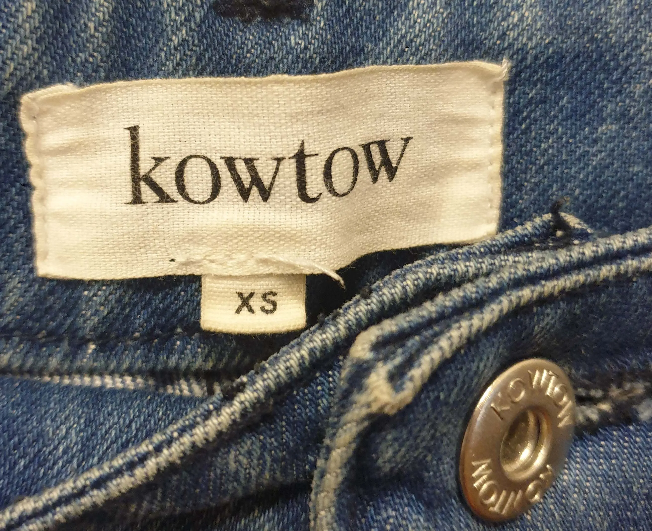 Kowtow mid-denim straight leg jeans size XS, best fits size 8