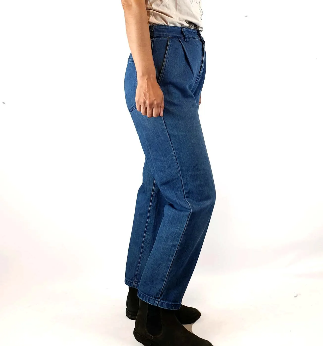 Kowtow mid-denim straight leg jeans size XS, best fits size 8