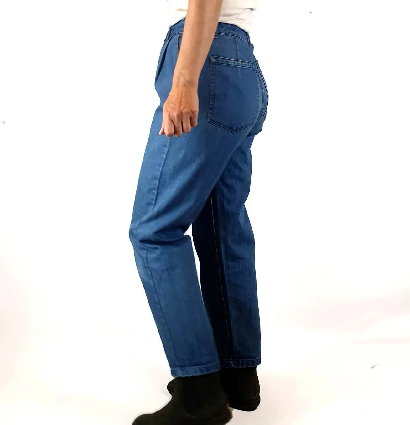 Kowtow mid-denim straight leg jeans size XS, best fits size 8