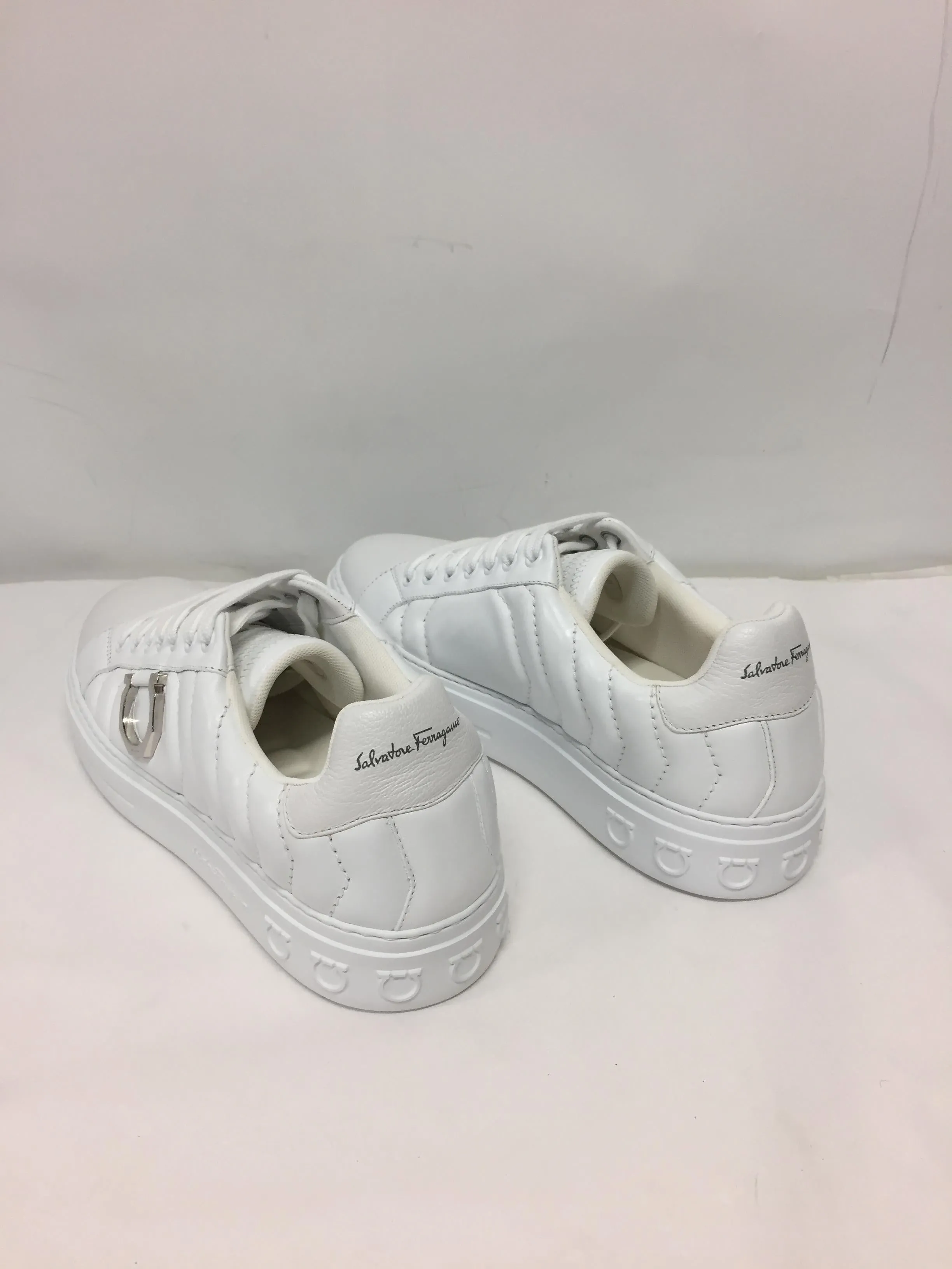 Leather low-top sneakers
