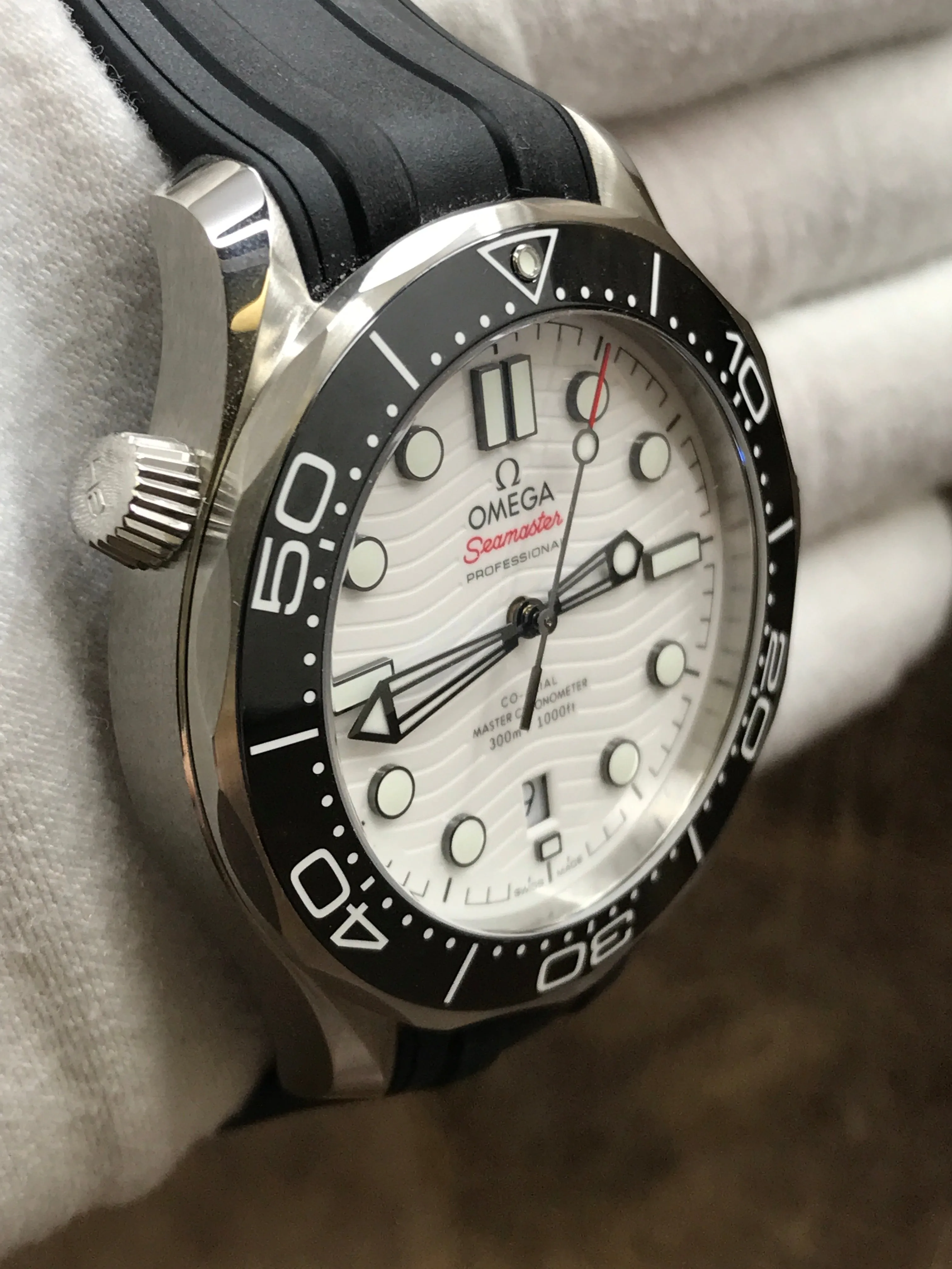 Omega Seamaster Diver 300M 210.32.42.20.04.001 White Dial Automatic Men's Watch