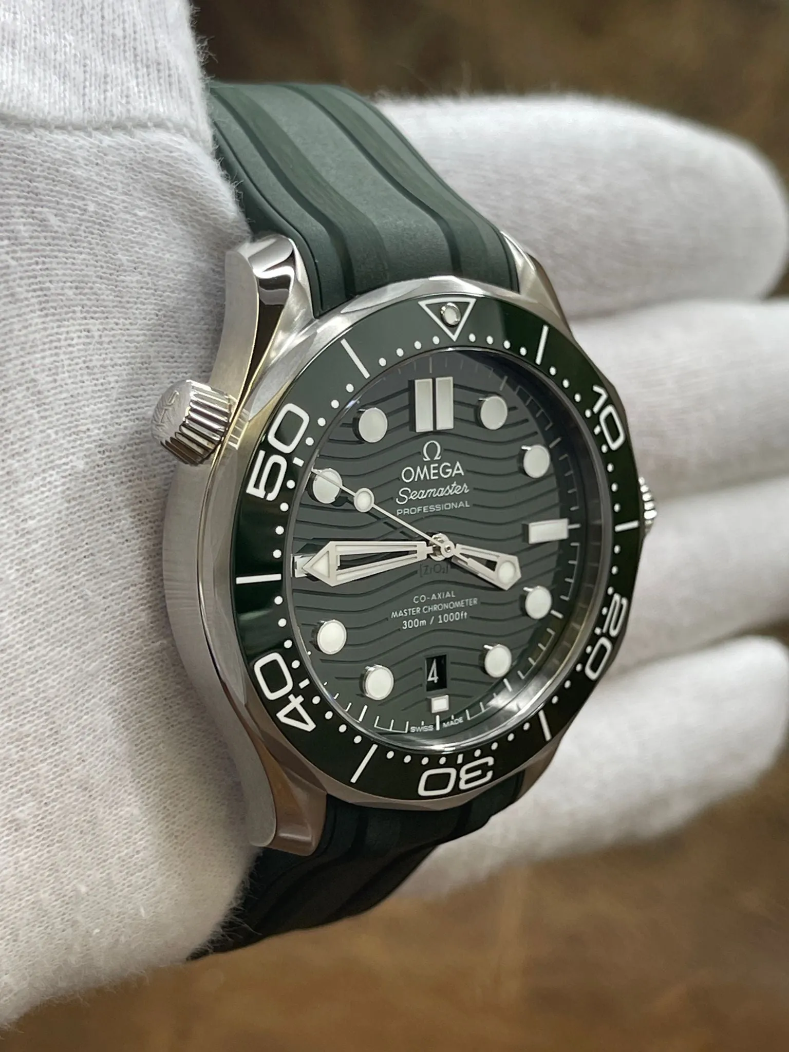 Omega Seamaster Diver 300M 210.32.42.20.10.001 Green Dial Automatic Men's Watch