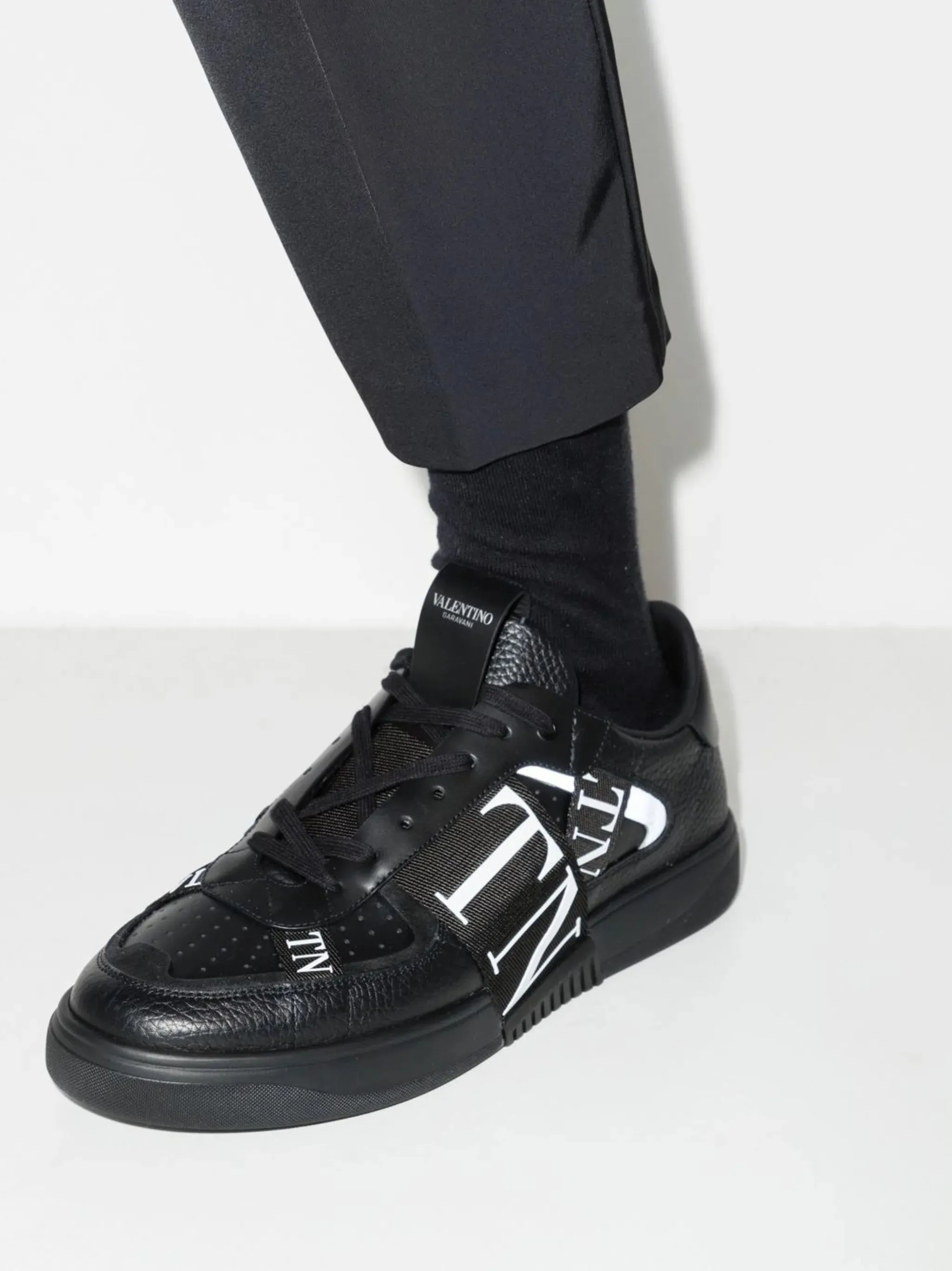 VL7N Low-top Leather Sneakers